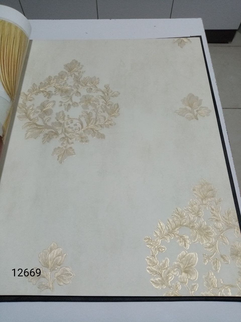 کاغذدیواری نانوون رنگ روشن گلدار