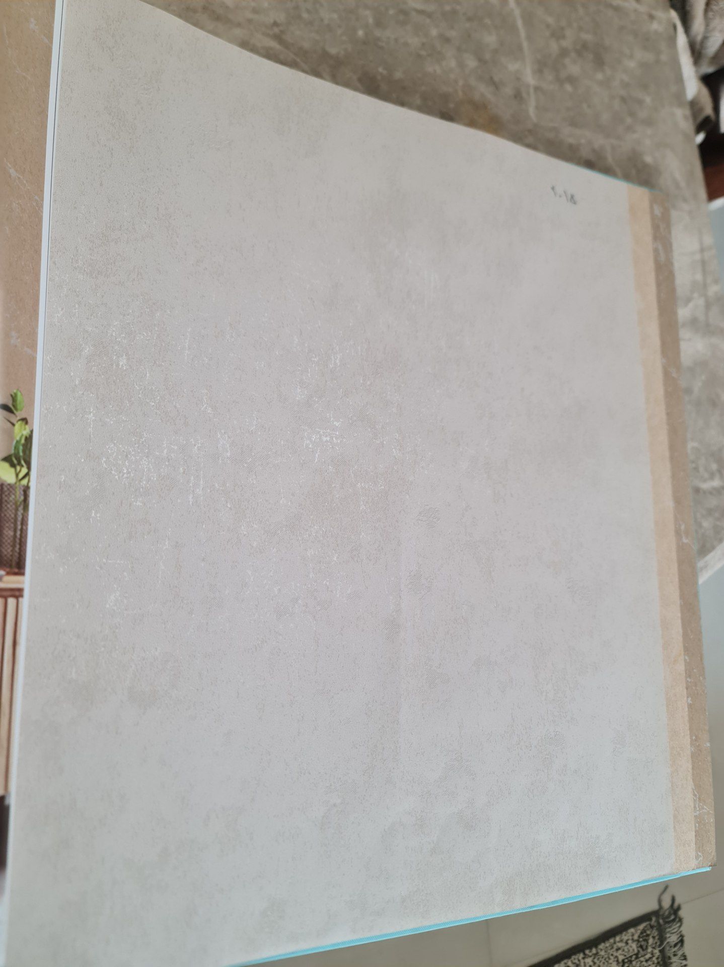 کاغذدیواری زمینه سفید طوسی روشن